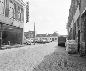880964 Gezicht op de Lauwerecht te Utrecht, met links meubelhandel Langezaal (Lauwerecht 55) en op achtergrond de Draaiweg.